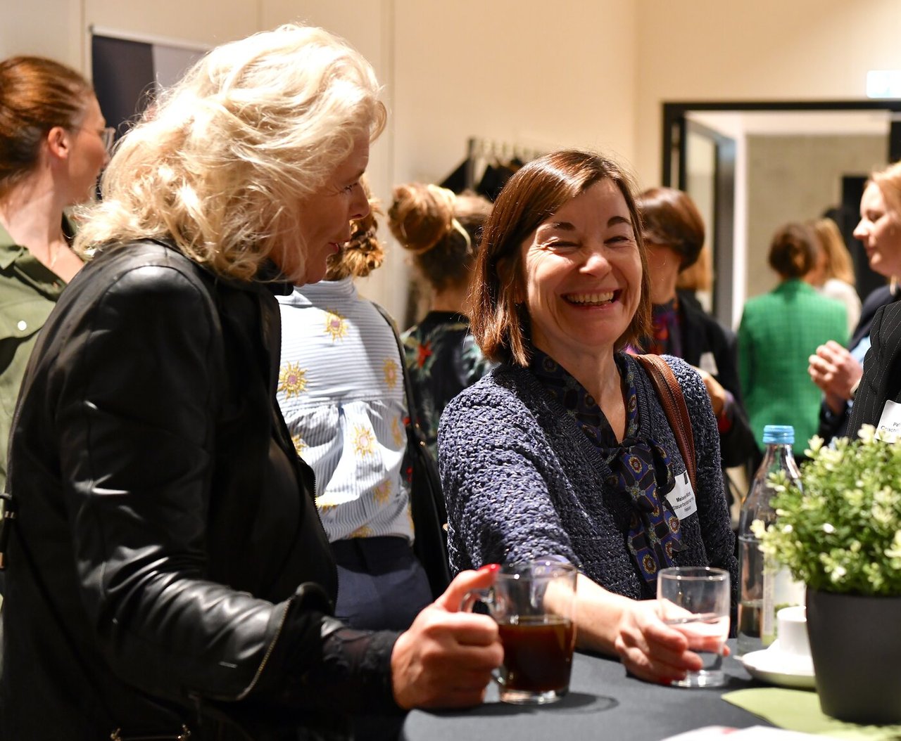 5. Women’s Business Club zeigt 2 Damen, die sich unterhalten